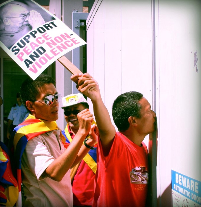 tenpa dugdak protest 2008.jpg